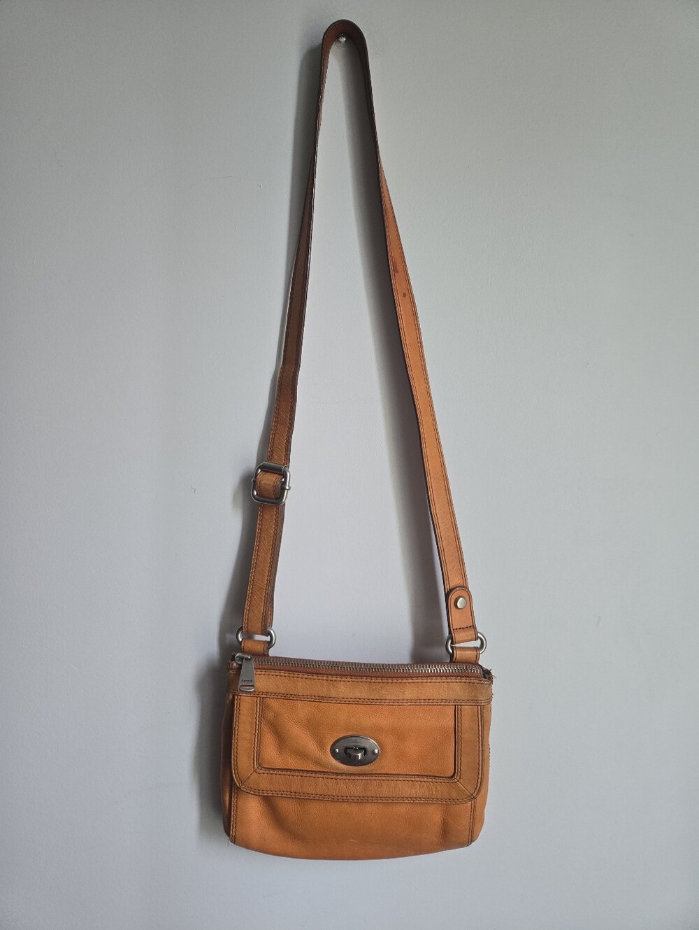 Vintage FOSSIL Orange Leather Crossbody Bag - Stylish Everyday Carry